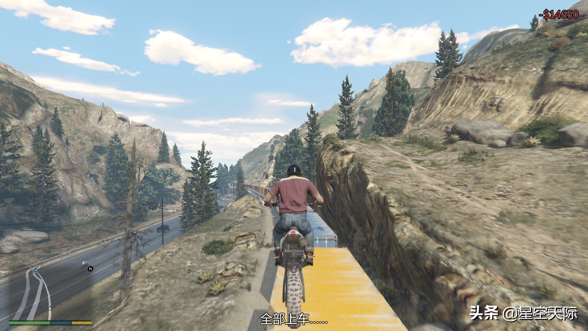 GTA5：任務讓崔佛開摩托車衝上火車，任務有點難，小星失敗好幾次