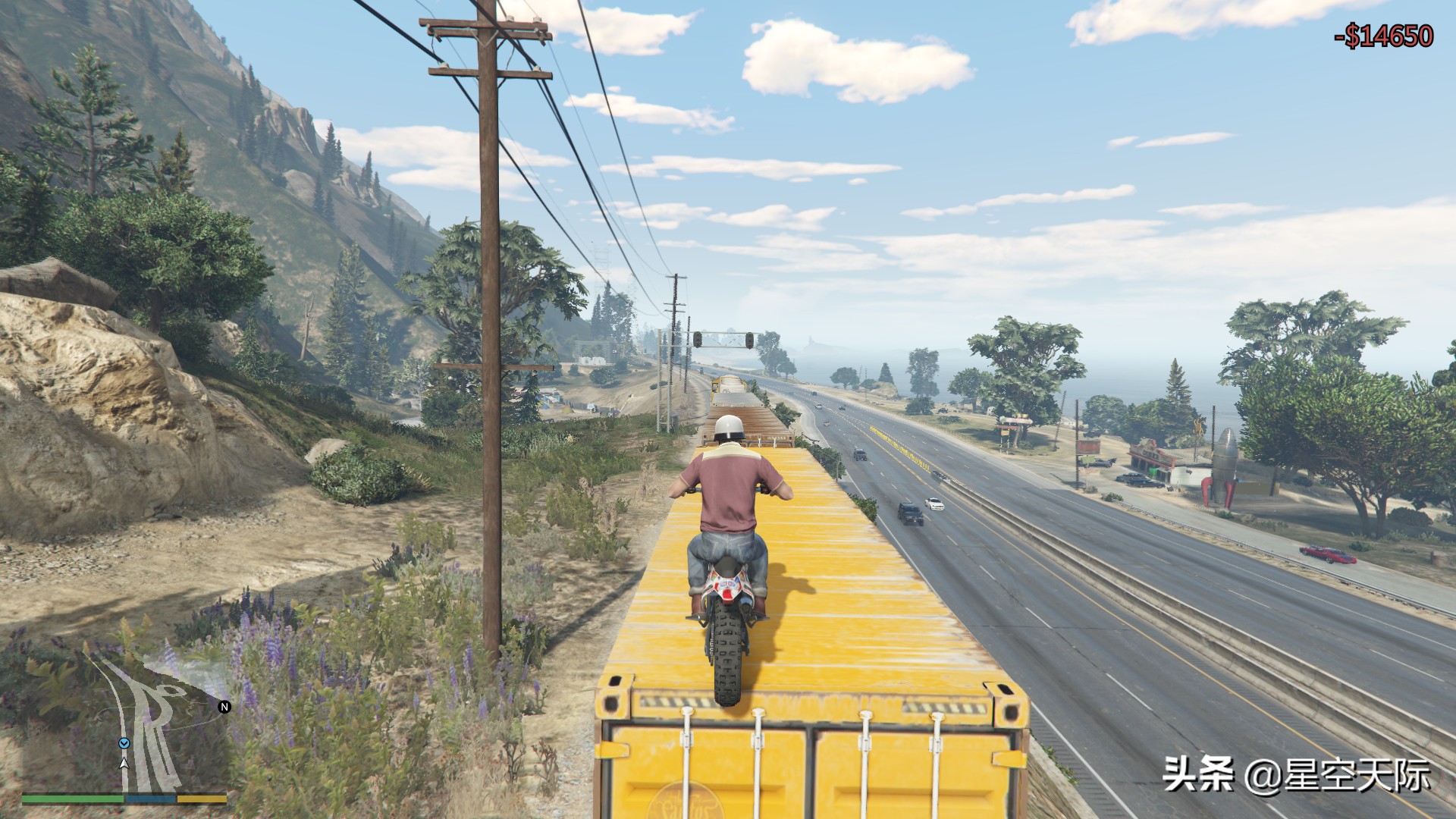 GTA5：任務讓崔佛開摩托車衝上火車，任務有點難，小星失敗好幾次